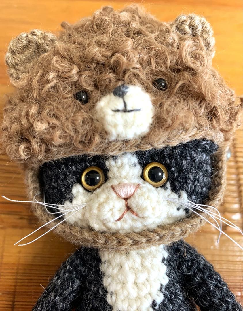 はちわれネコちゃんとモコモコくまさん帽子
