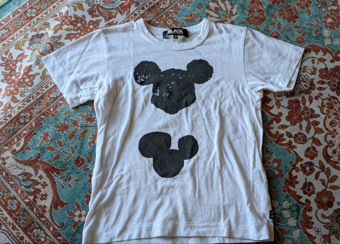赤いVネックセーターとミッキーTシャツセット