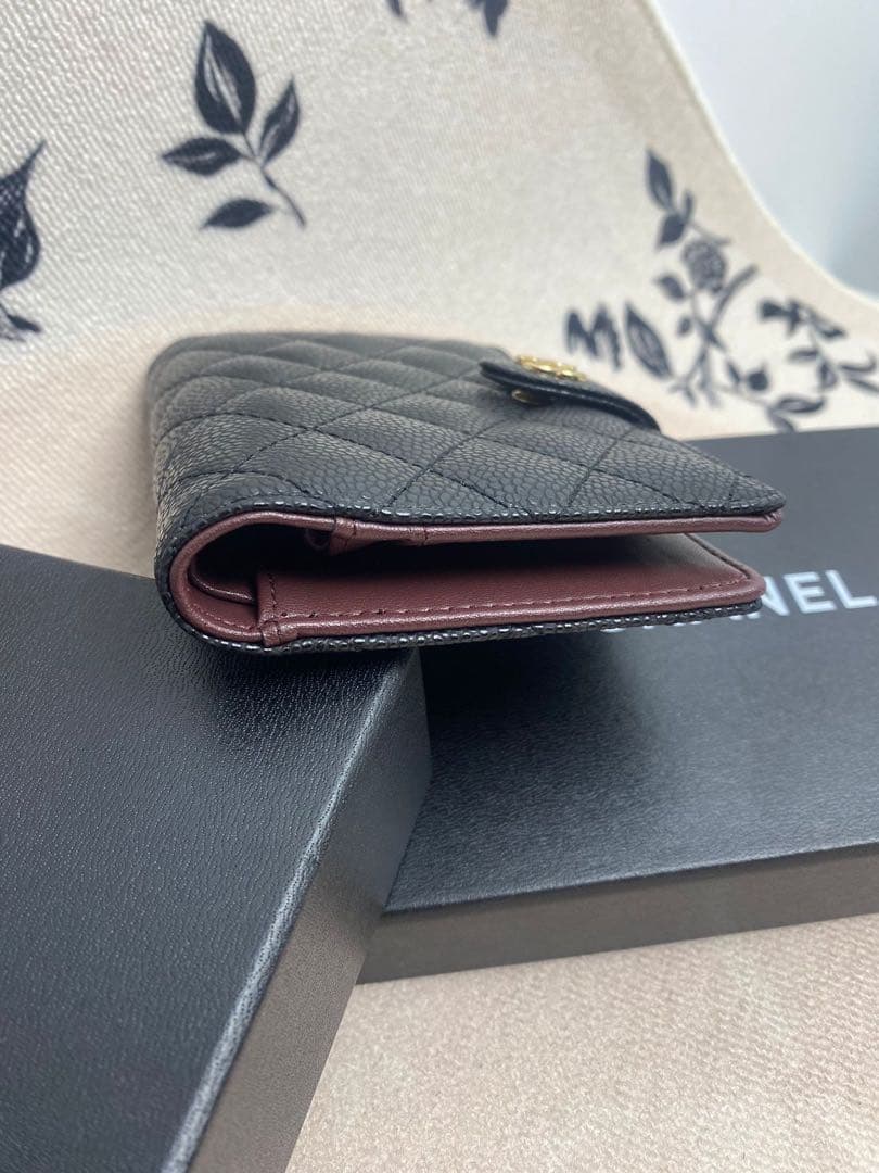 CHANEL 2つ折り財布 マトラッセ キャビアスキン