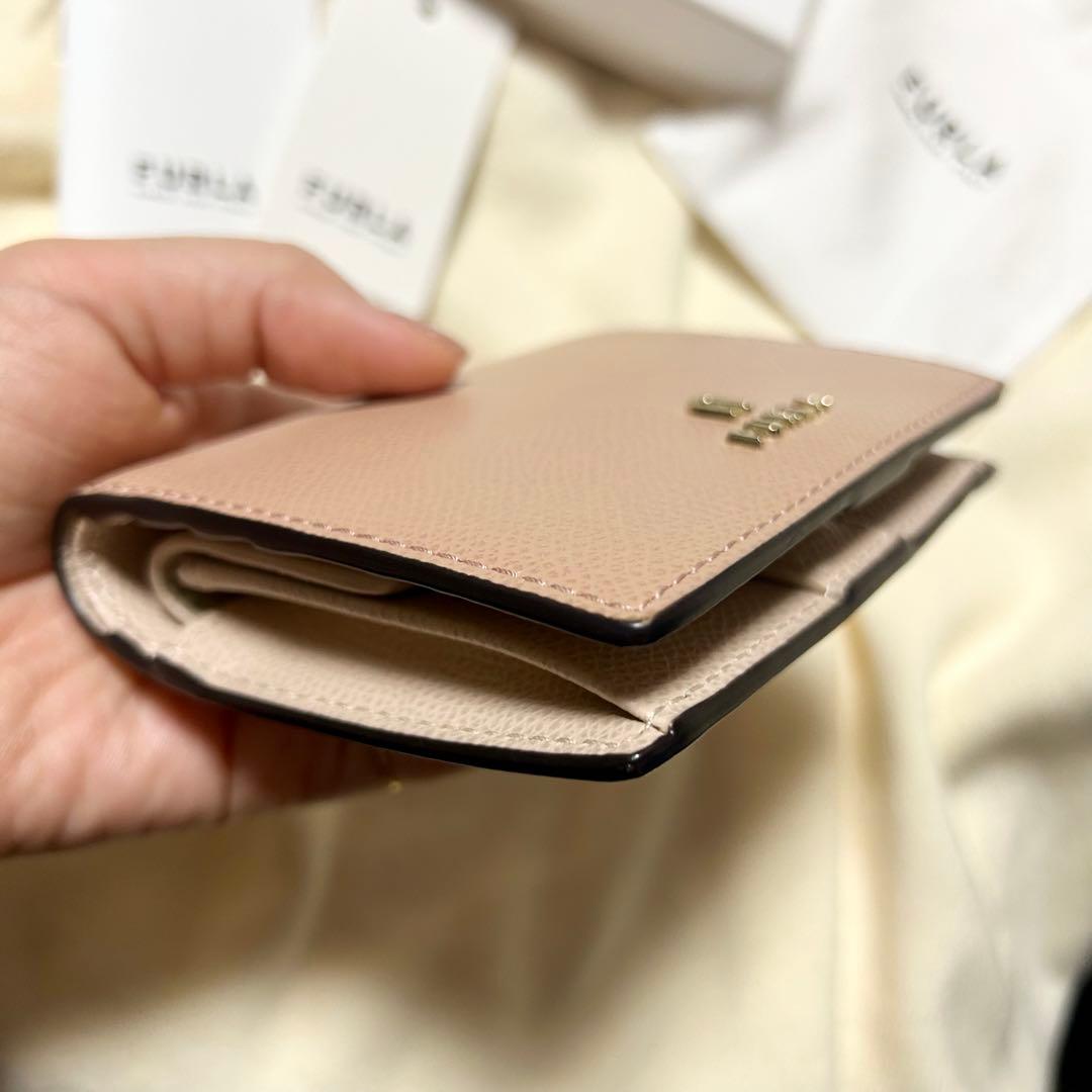FURLA ピンクベージュ 二つ折り財布　カメリア　美品