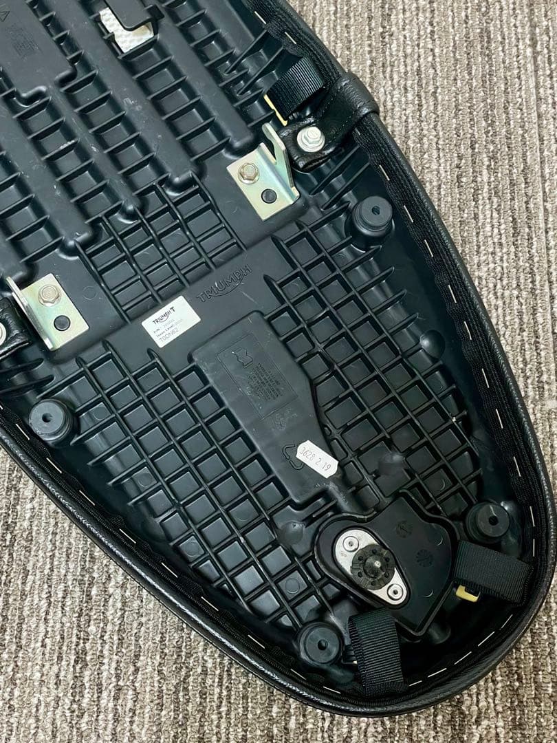 Triumph トライアンフ 純正キルトベンチシート ブラック