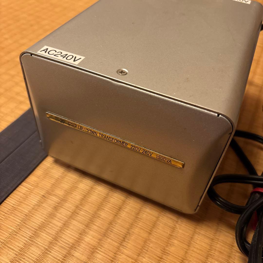 ステップアップ/ダウン変圧器 IT-20 1500VA