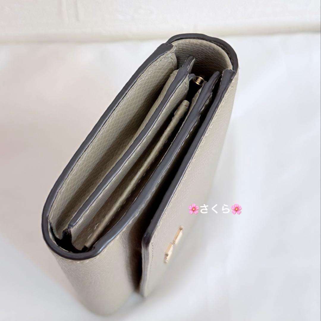 ✨新品✨FURLA カメリア コンパクト ウォレット M