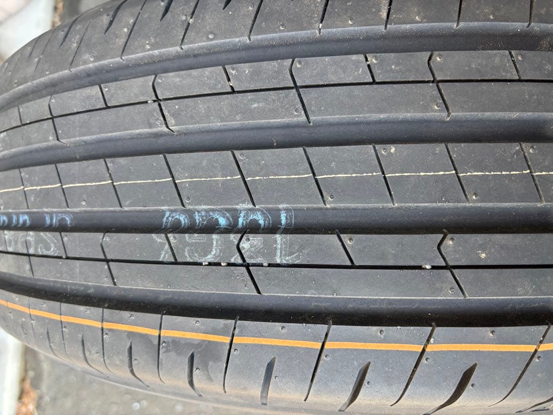 No. ① 40系アルファード 純正タイヤ 2本セット　225/60R18