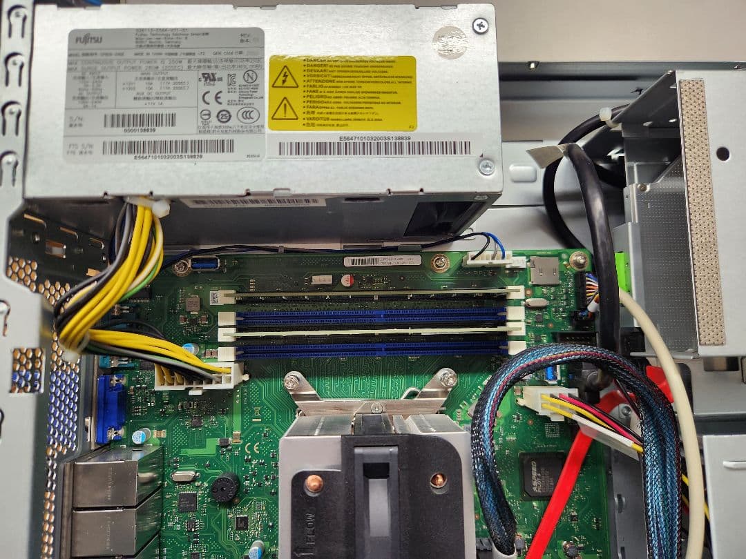 FUJITSU PRIMERGY TX1320 M4 サーバー