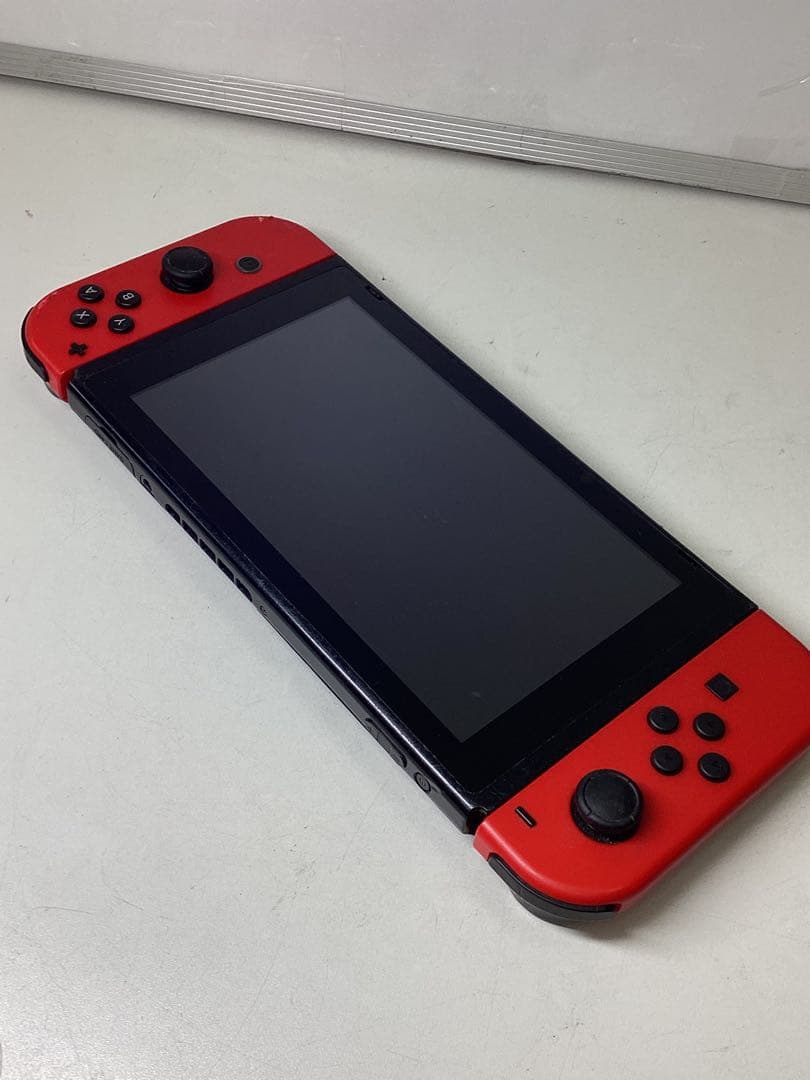 赤色 Nintendo Switch 本体　稼動品