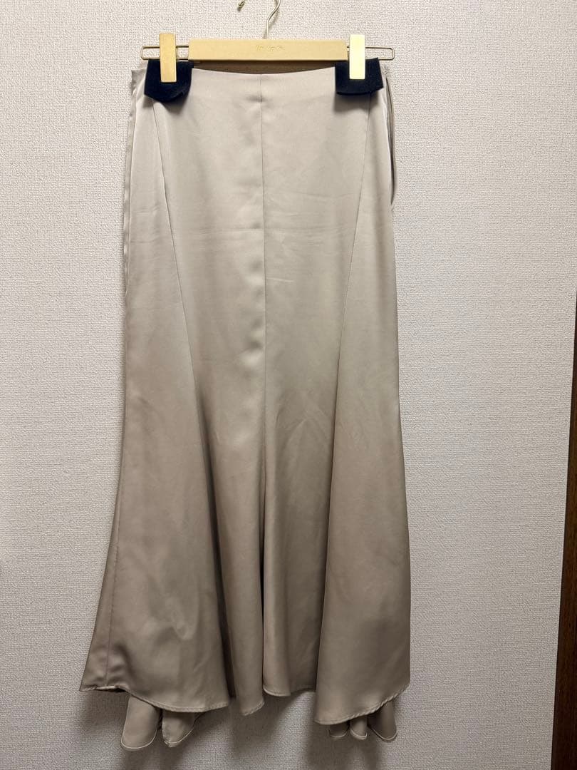 スカート Herlipto Asymmetry Hem Satin Skirt ecruM