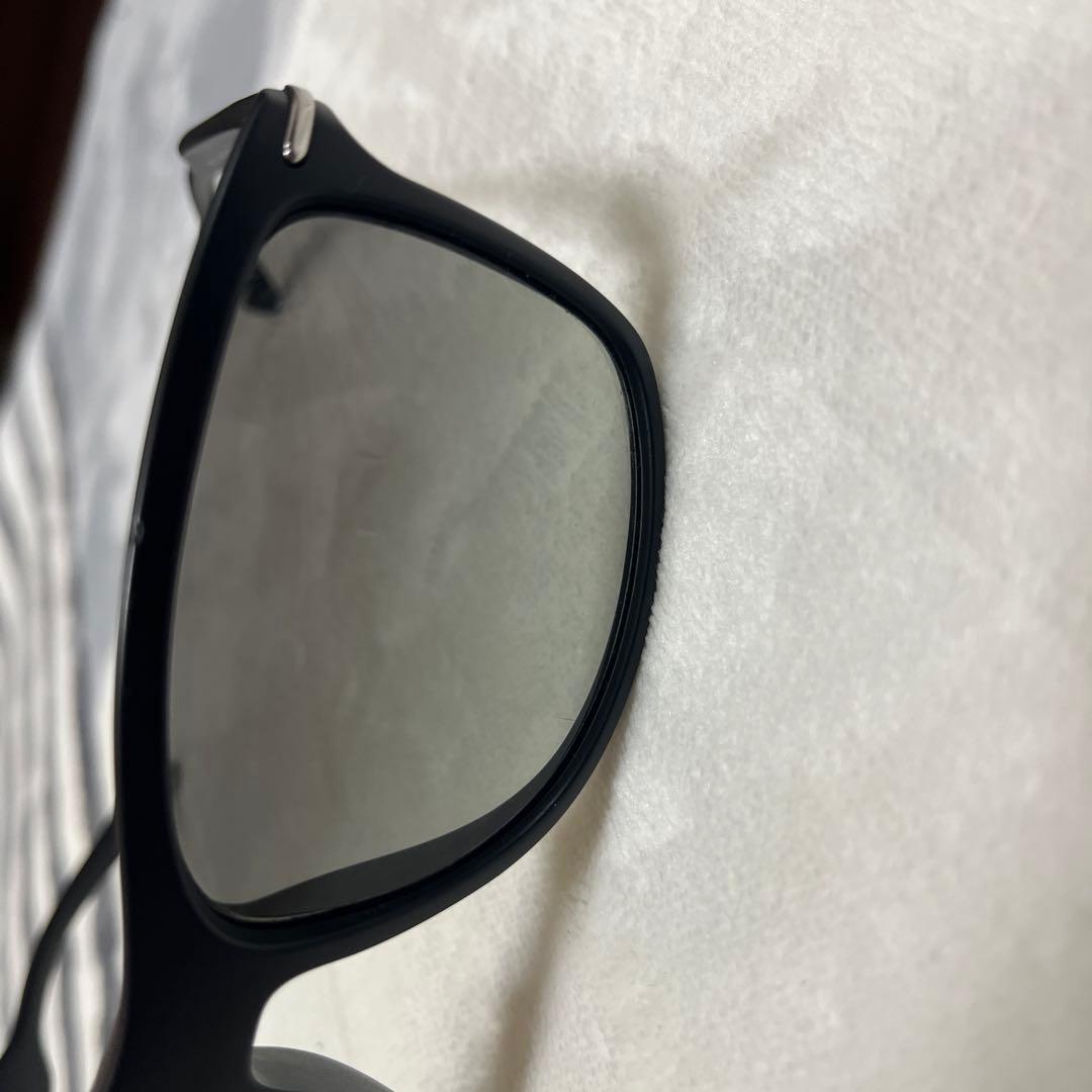 PRADA ブラックサングラス グレーレンズ