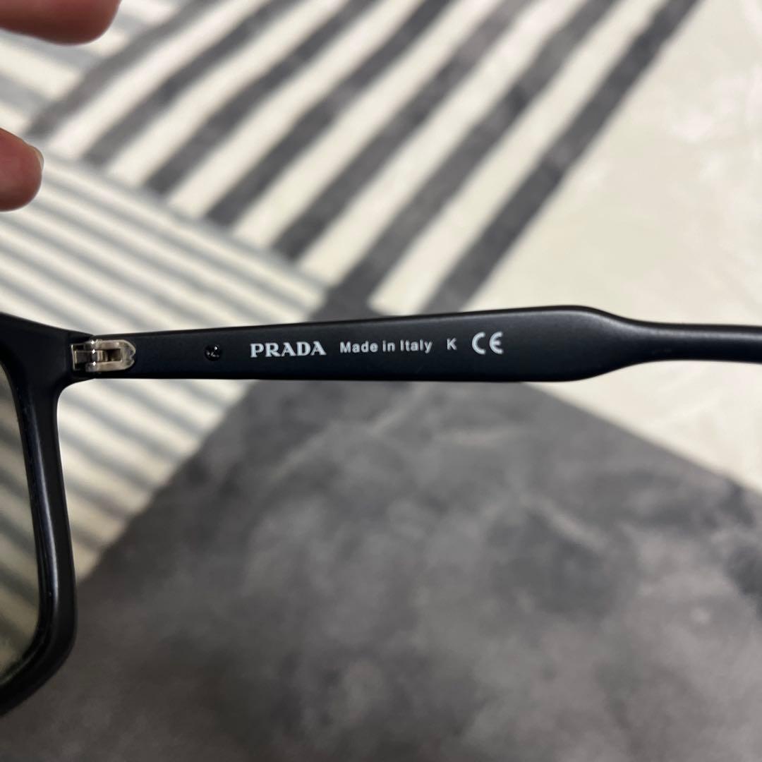 PRADA ブラックサングラス グレーレンズ
