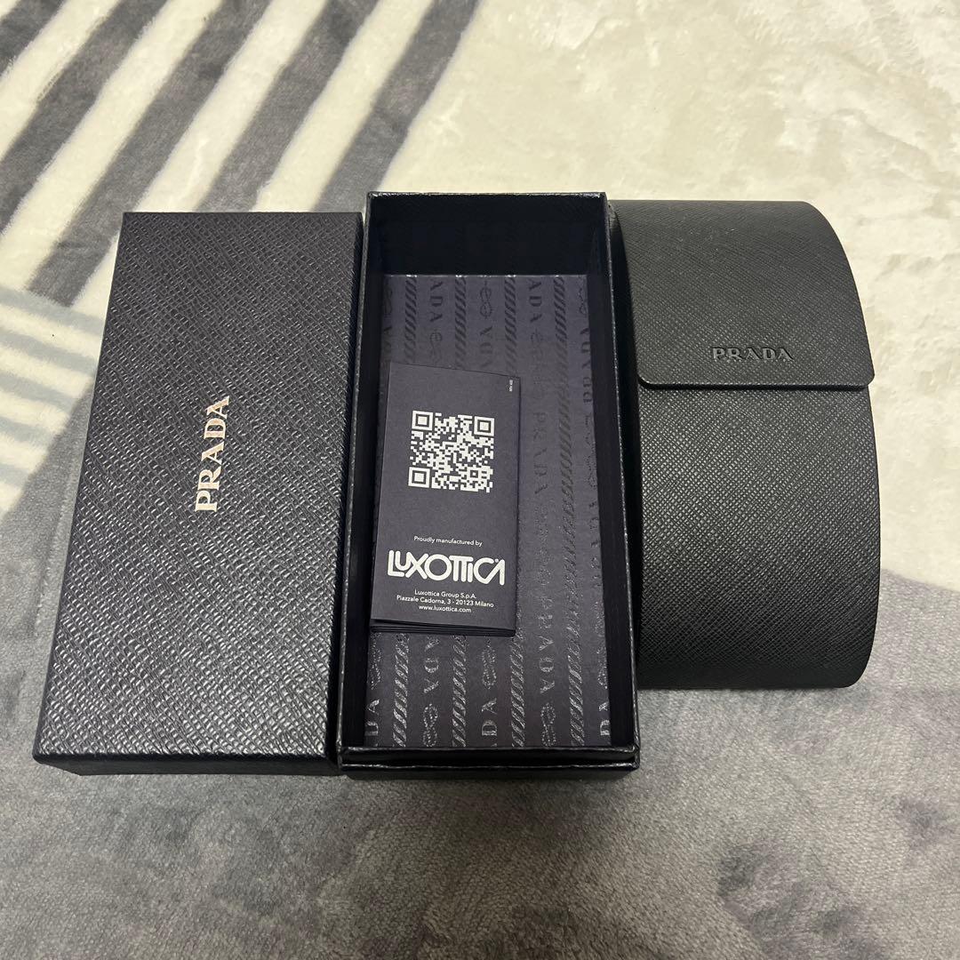 PRADA ブラックサングラス グレーレンズ