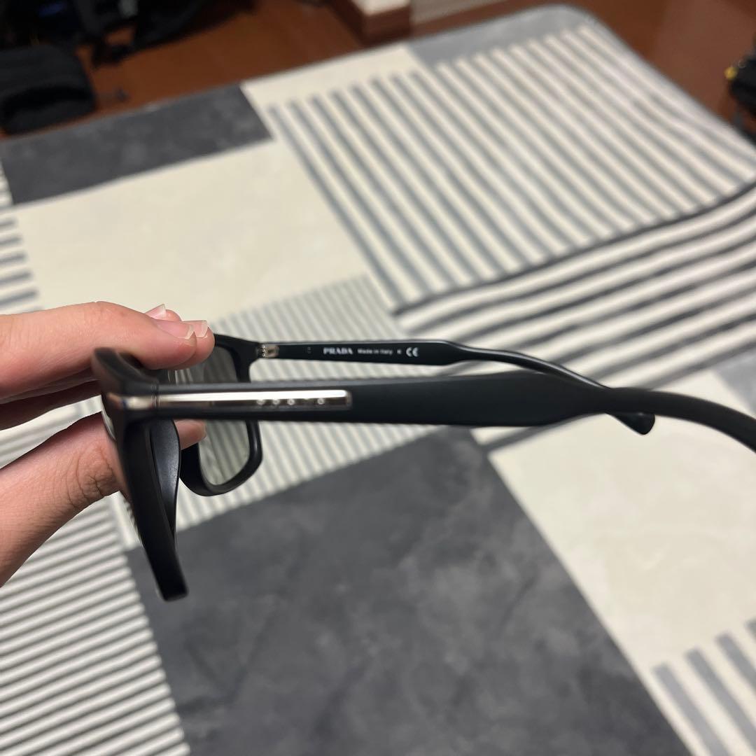 PRADA ブラックサングラス グレーレンズ