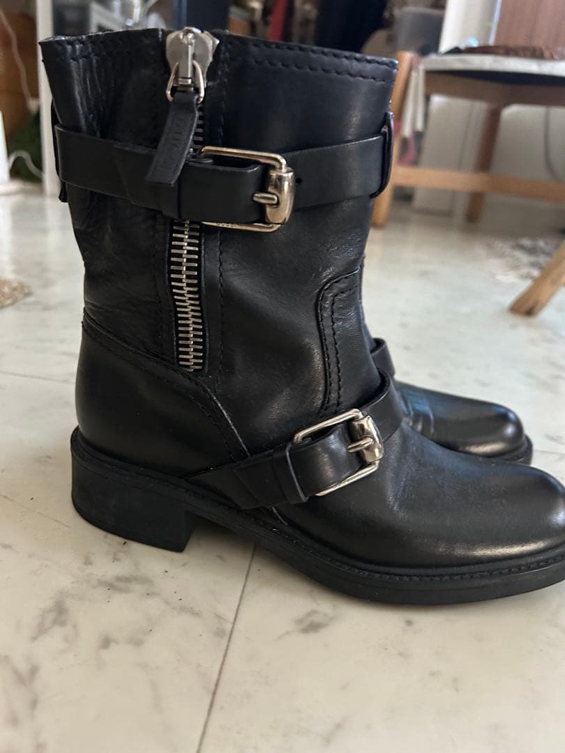 GUCCIブラックレザーショートブーツ