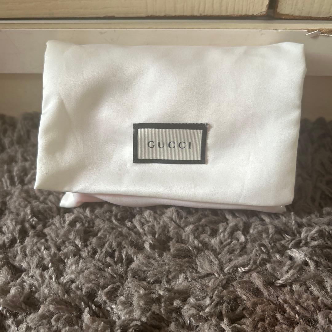 GUCCI フラワープリント 二つ折り財布　ピンクです。新品　未使用　美品