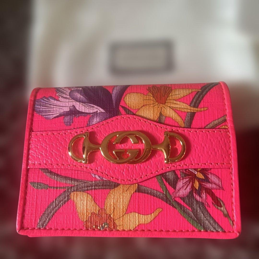 GUCCI フラワープリント 二つ折り財布　ピンクです。新品　未使用　美品