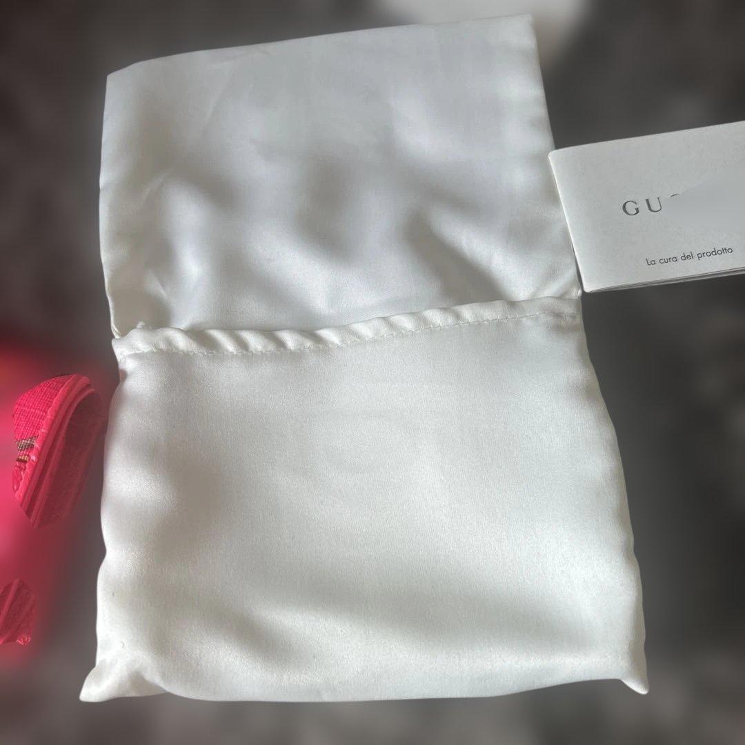 GUCCI フラワープリント 二つ折り財布　ピンクです。新品　未使用　美品