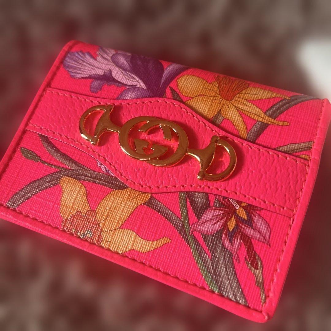 GUCCI フラワープリント 二つ折り財布　ピンクです。新品　未使用　美品