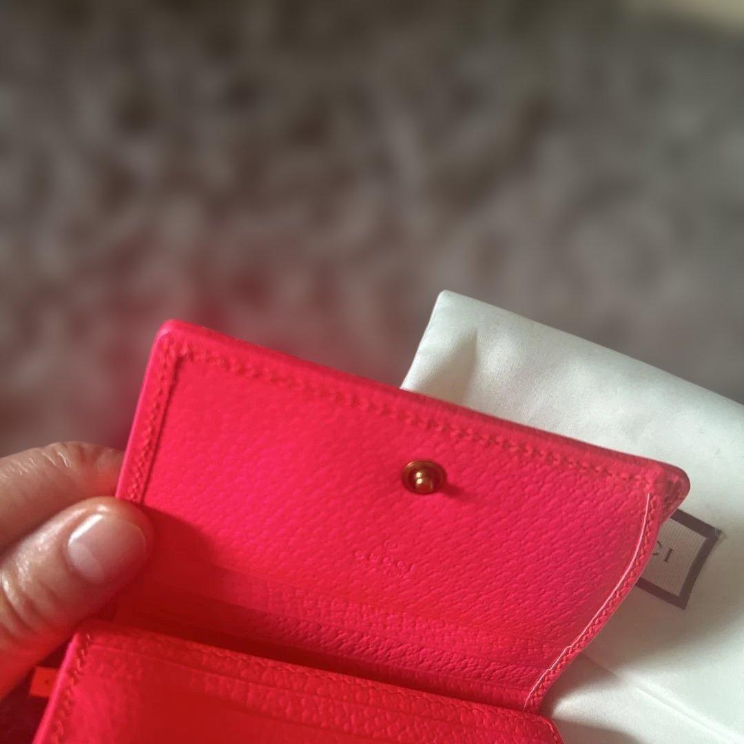 GUCCI フラワープリント 二つ折り財布　ピンクです。新品　未使用　美品