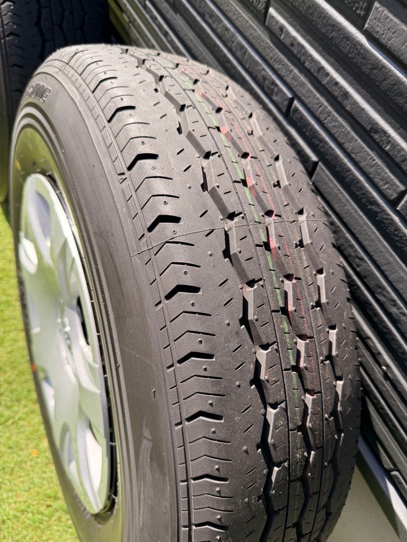 トヨタ　ハイエース　純正タイヤ　ホイール　4本セット 新車外し