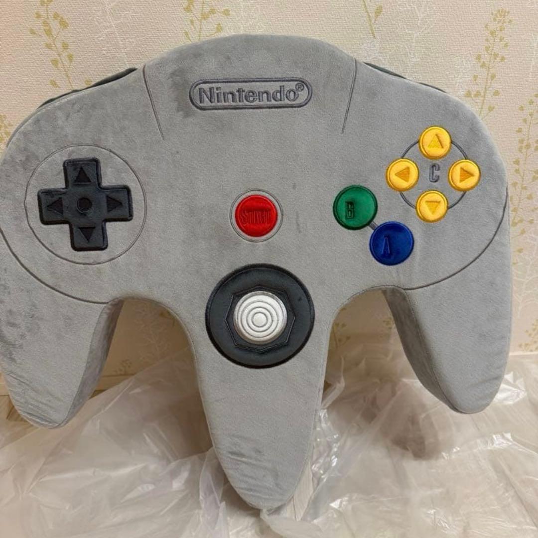 任天堂 ニンテンドーミュージアム ゲームコントローラー型クッション 全4種 新品