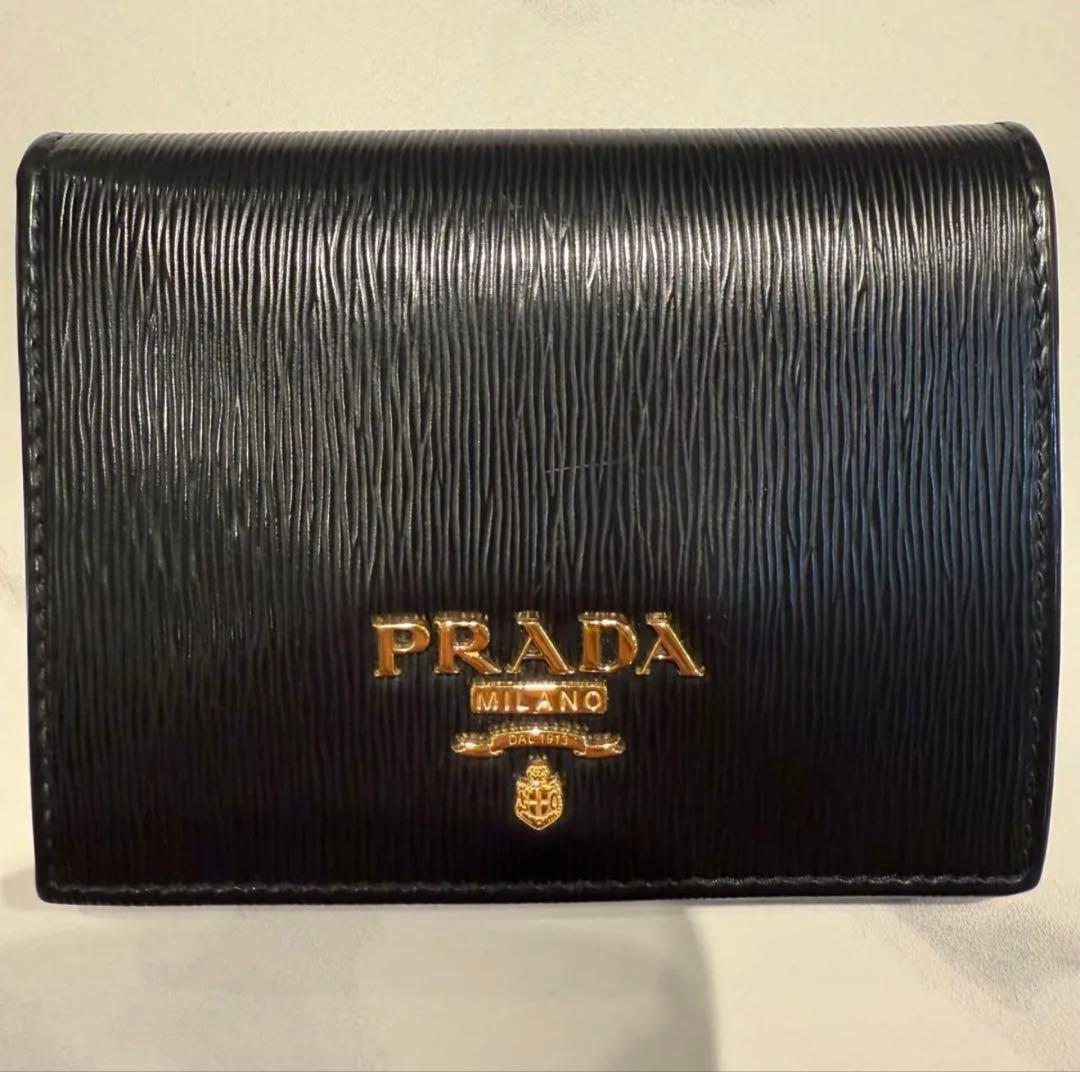 PRADA 財布　ブラック　黒　2つ折り財布