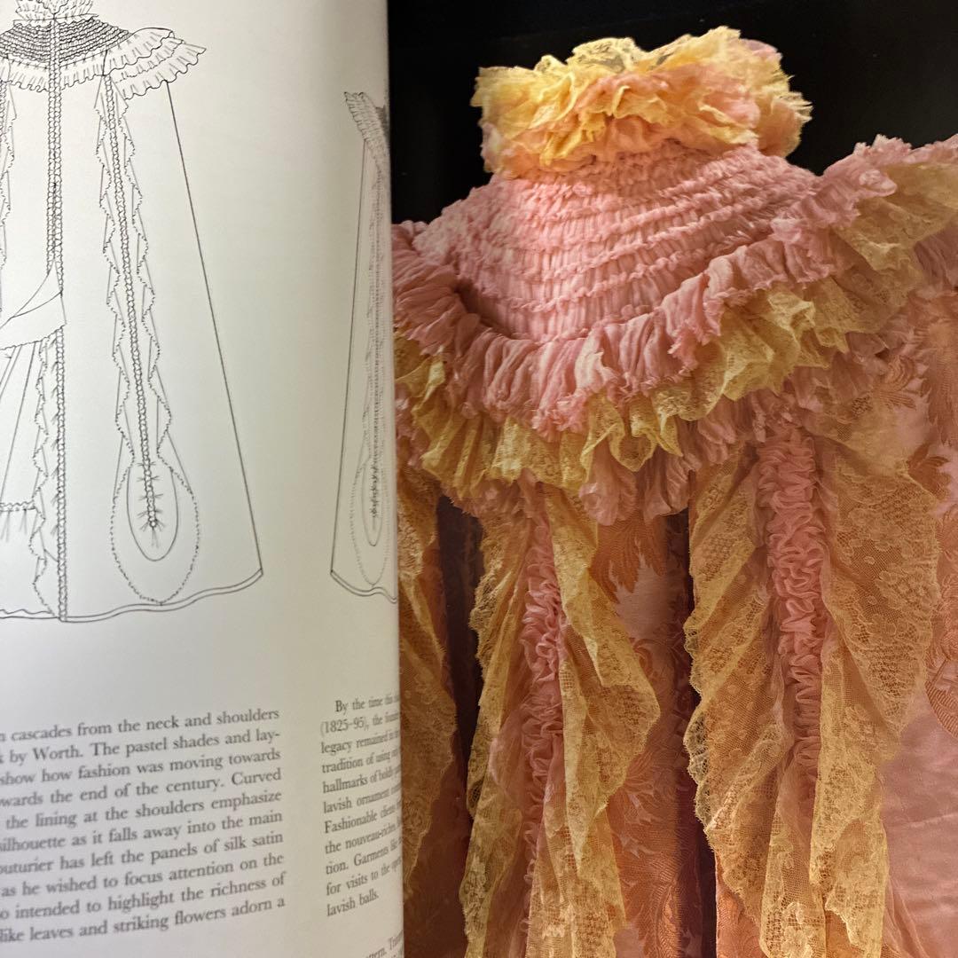 洋書　洋服の成り立ちがわかる本　ファッションの詳細