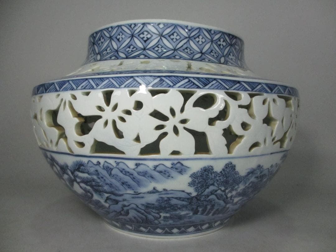 無形文化財 十三代 玉泉 作 染付 山水図 透かし彫り 三川内焼 花瓶茶道具
