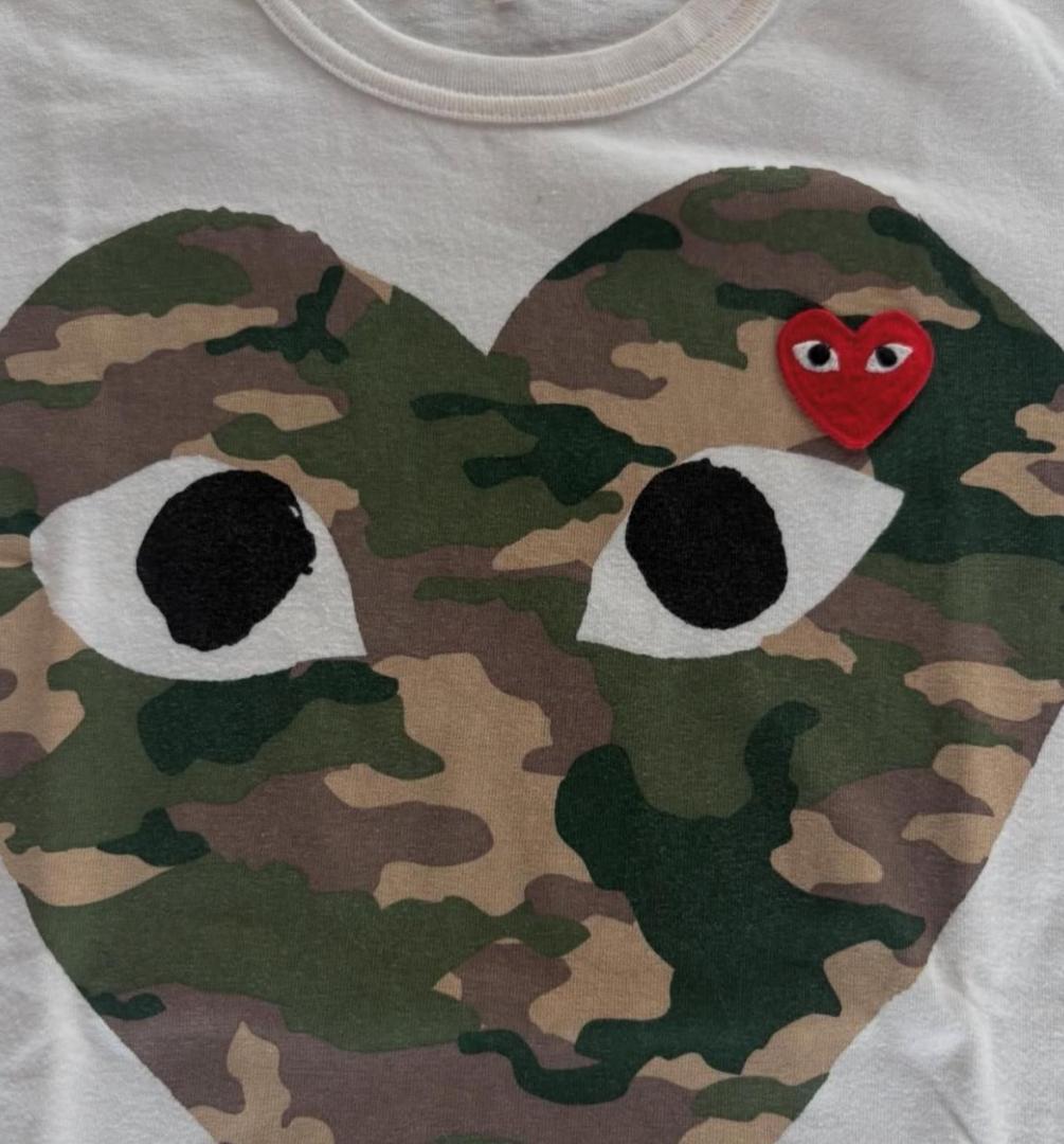 PLAY 迷彩ハートデザインTシャツ
