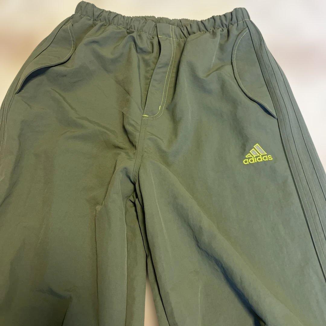アディダス（adidas）パラシュートパンツ　オリーブストレータ【新品タグ付】