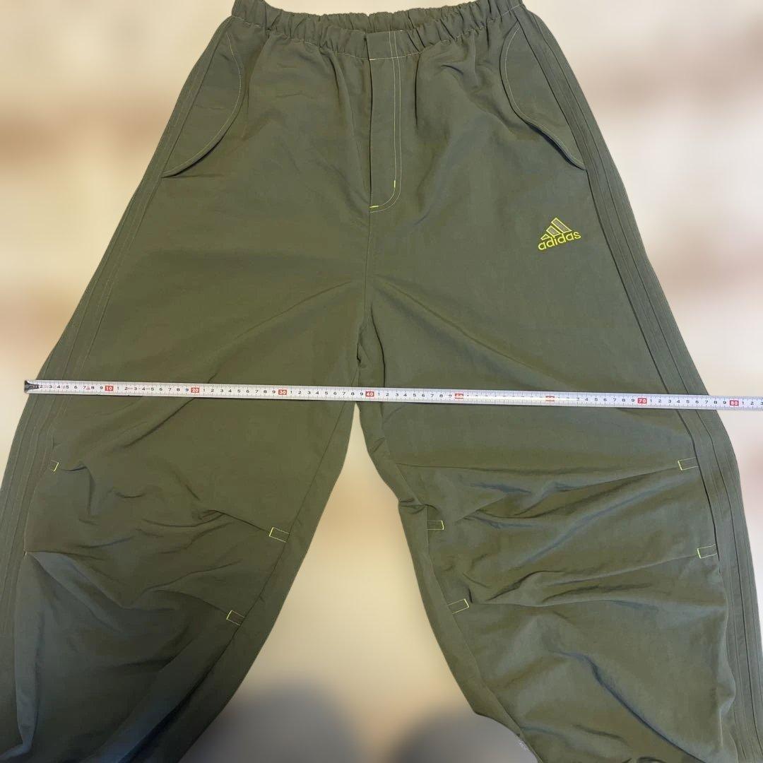 アディダス（adidas）パラシュートパンツ　オリーブストレータ【新品タグ付】