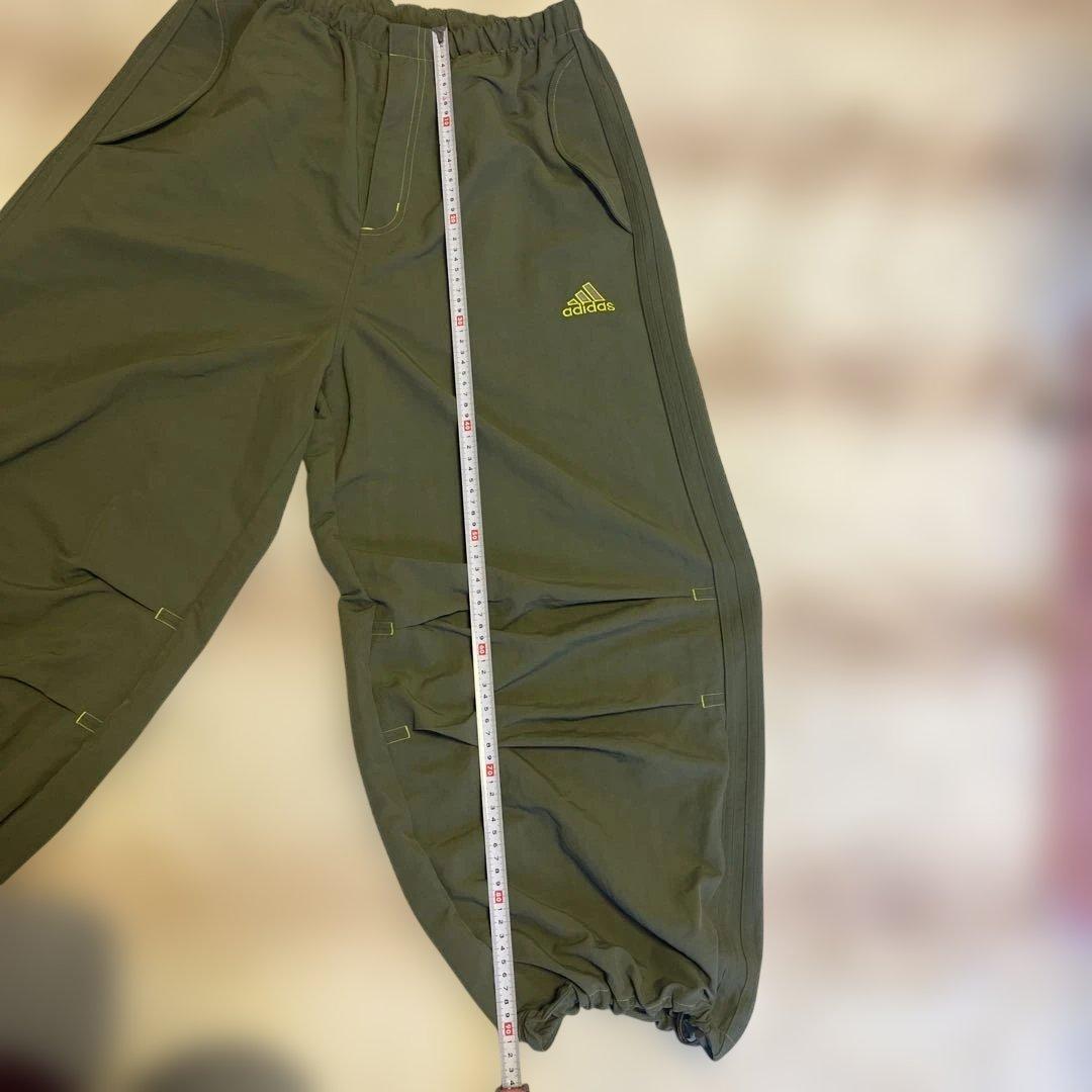 アディダス（adidas）パラシュートパンツ　オリーブストレータ【新品タグ付】