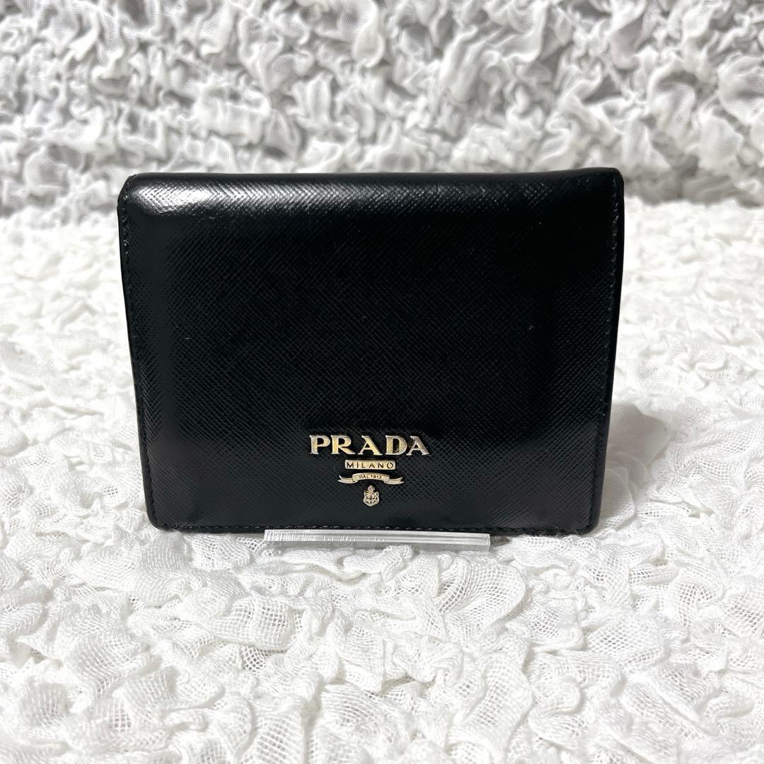 PRADA サフィアーノレザー 二つ折り財布 ブラック　コンパクト　黒　ゴールド