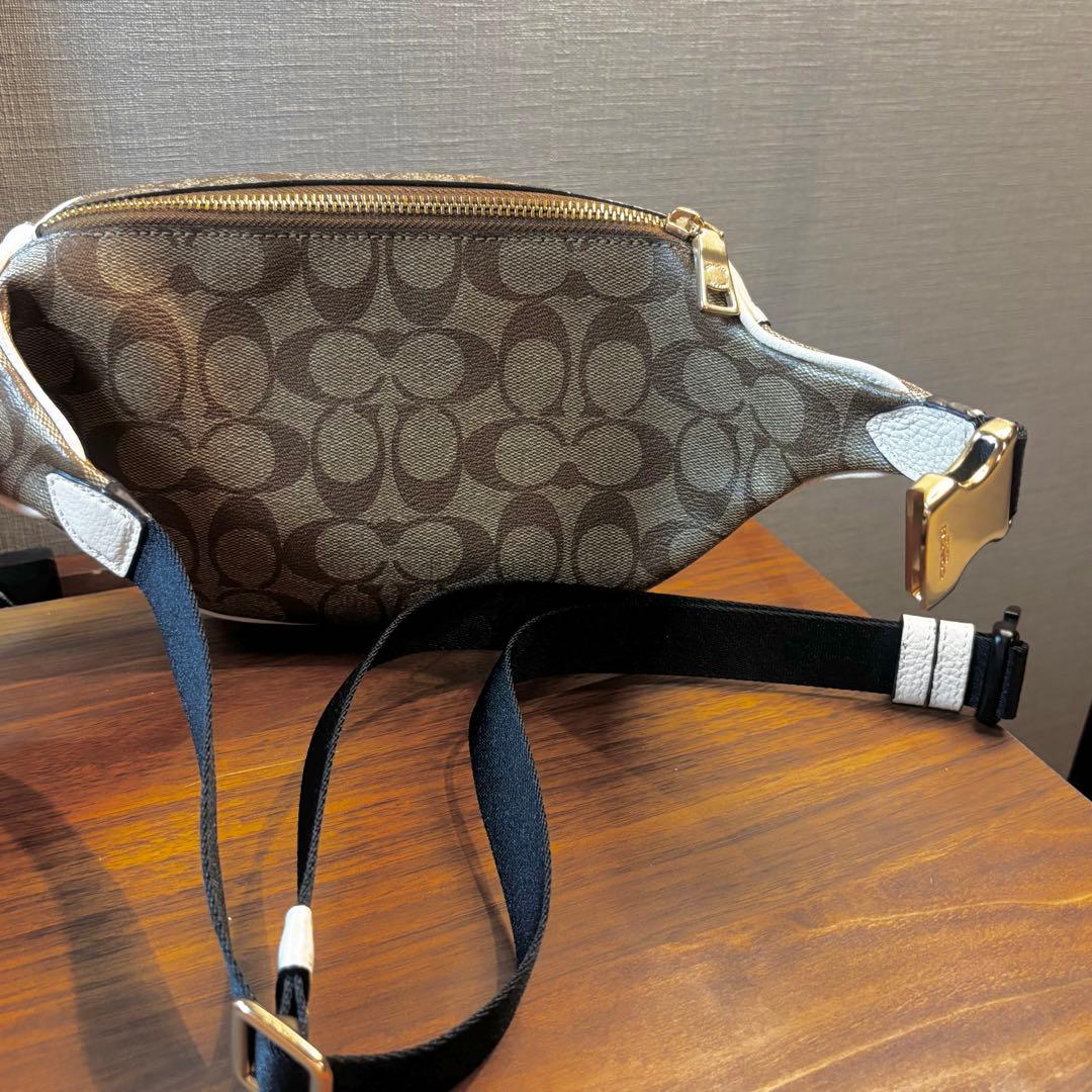 COACH ボディバッグ・ウエストポーチ ウエストバッグ　ベージュ・ホワイト