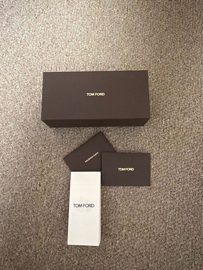 TOM FORD ブラックサングラス ダークブルーレンズ