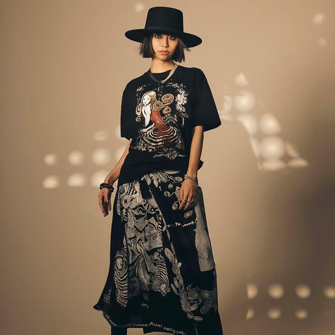S'YTE×伊藤潤二 25aw 五島桐絵ドレス姿Tシャツ / うずまき
