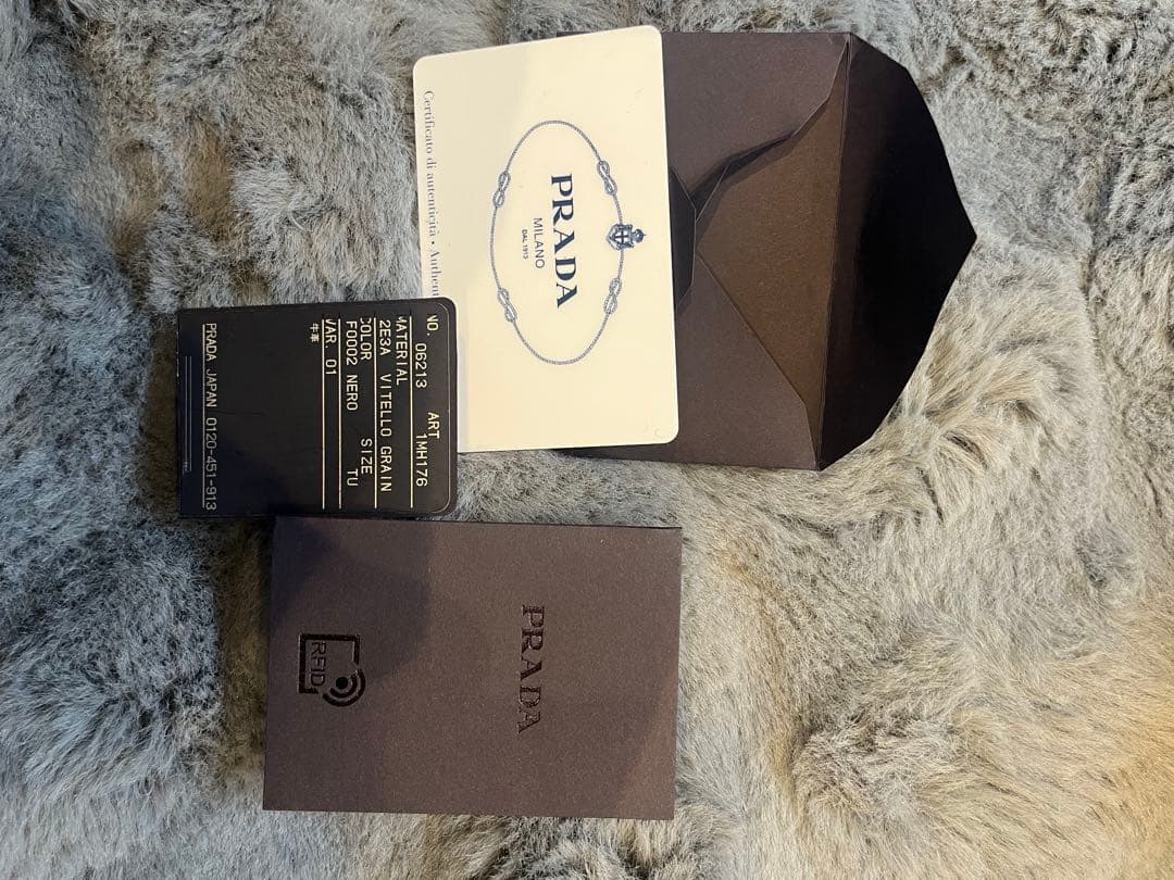 PRADA 二つ折り財布 ブラック レザー