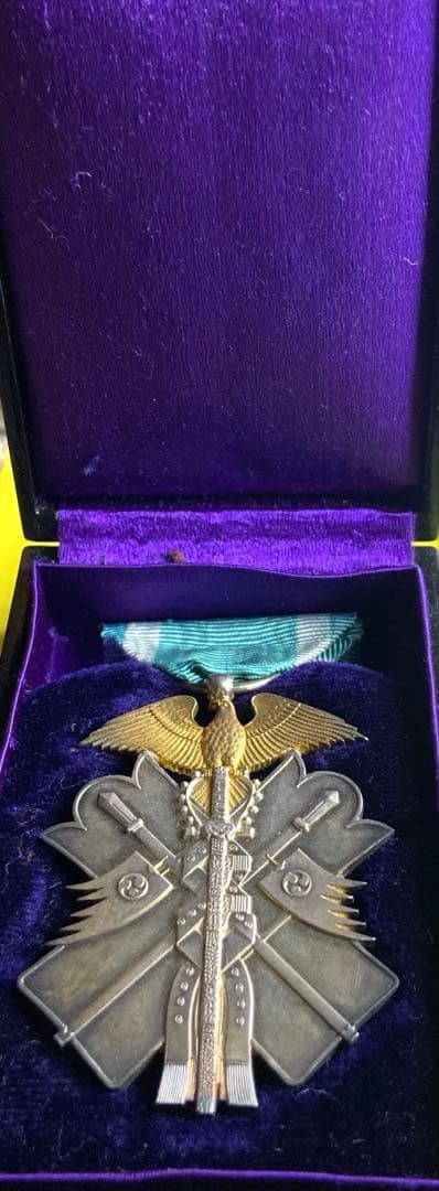 勲章　功七級金鵄章　旧日本軍　勲章メダル 　箱付き　美品　希少品