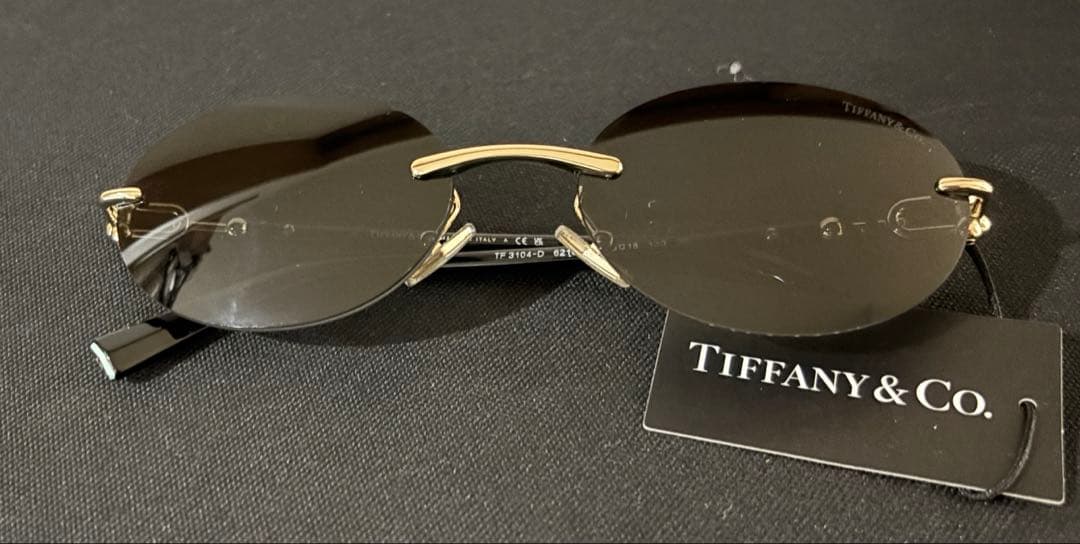 Tiffany & Co TF3104D ブラックラウンドサングラス