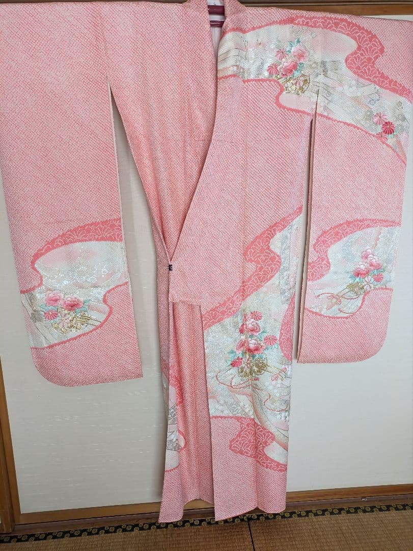 ピンク 絞り＆花車の刺繍 振袖 松に宝尽しの袋帯をお付けします。