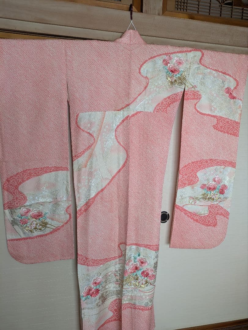 ピンク 絞り＆花車の刺繍 振袖 松に宝尽しの袋帯をお付けします。