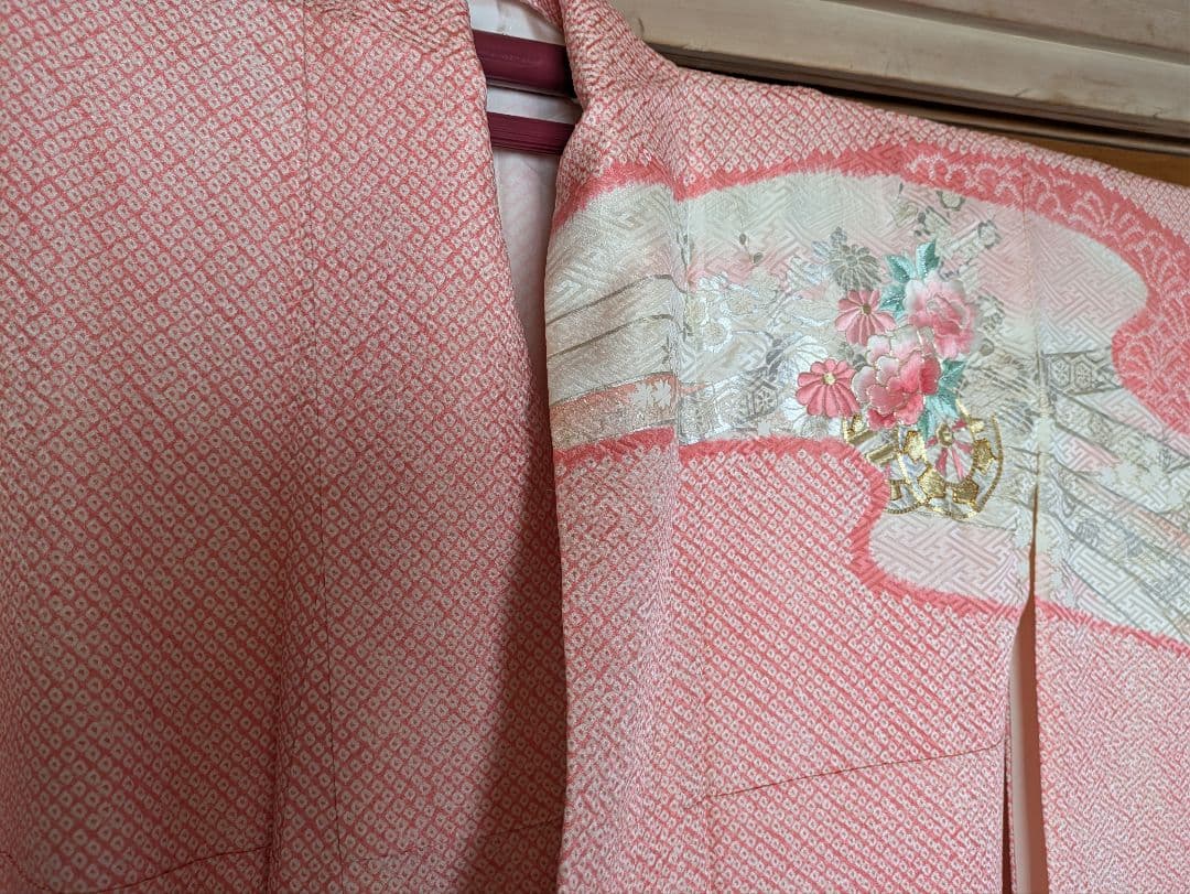 ピンク 絞り＆花車の刺繍 振袖 松に宝尽しの袋帯をお付けします。