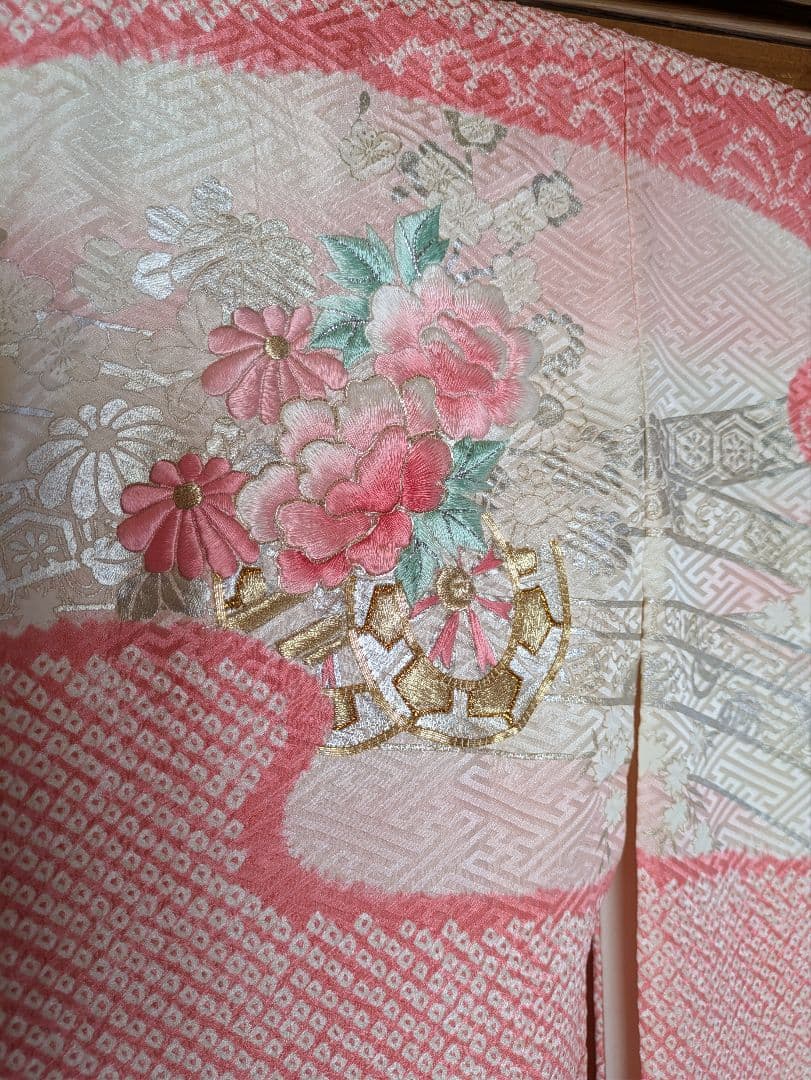 ピンク 絞り＆花車の刺繍 振袖 松に宝尽しの袋帯をお付けします。