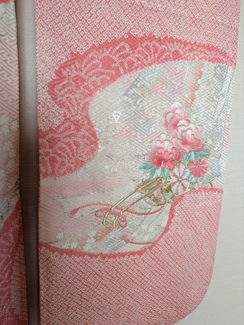 ピンク 絞り＆花車の刺繍 振袖 松に宝尽しの袋帯をお付けします。
