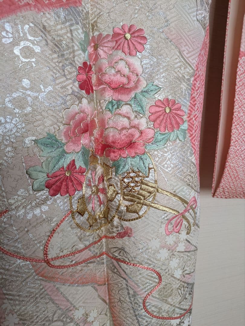 ピンク 絞り＆花車の刺繍 振袖 松に宝尽しの袋帯をお付けします。