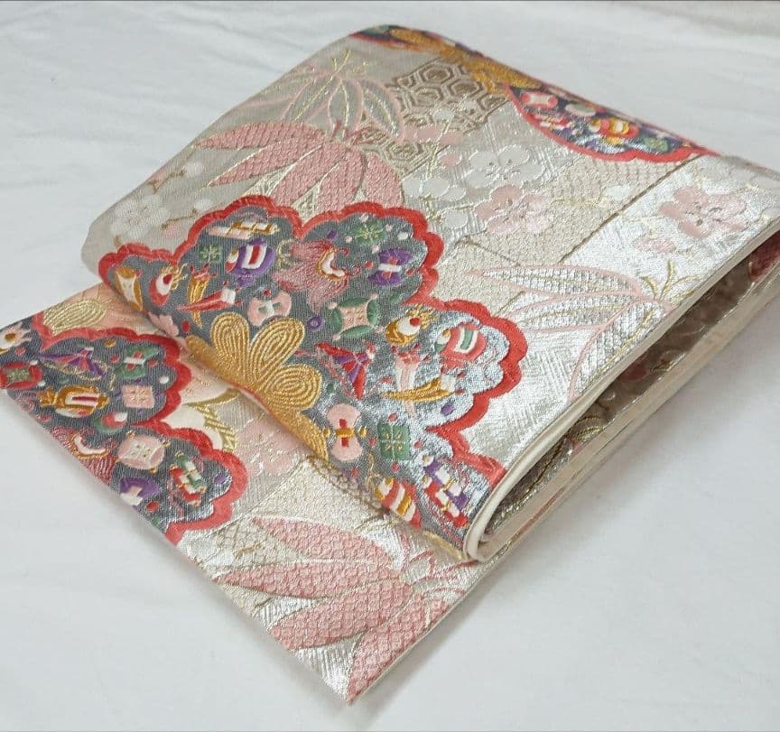 ピンク 絞り＆花車の刺繍 振袖 松に宝尽しの袋帯をお付けします。