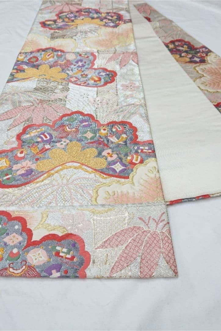 ピンク 絞り＆花車の刺繍 振袖 松に宝尽しの袋帯をお付けします。