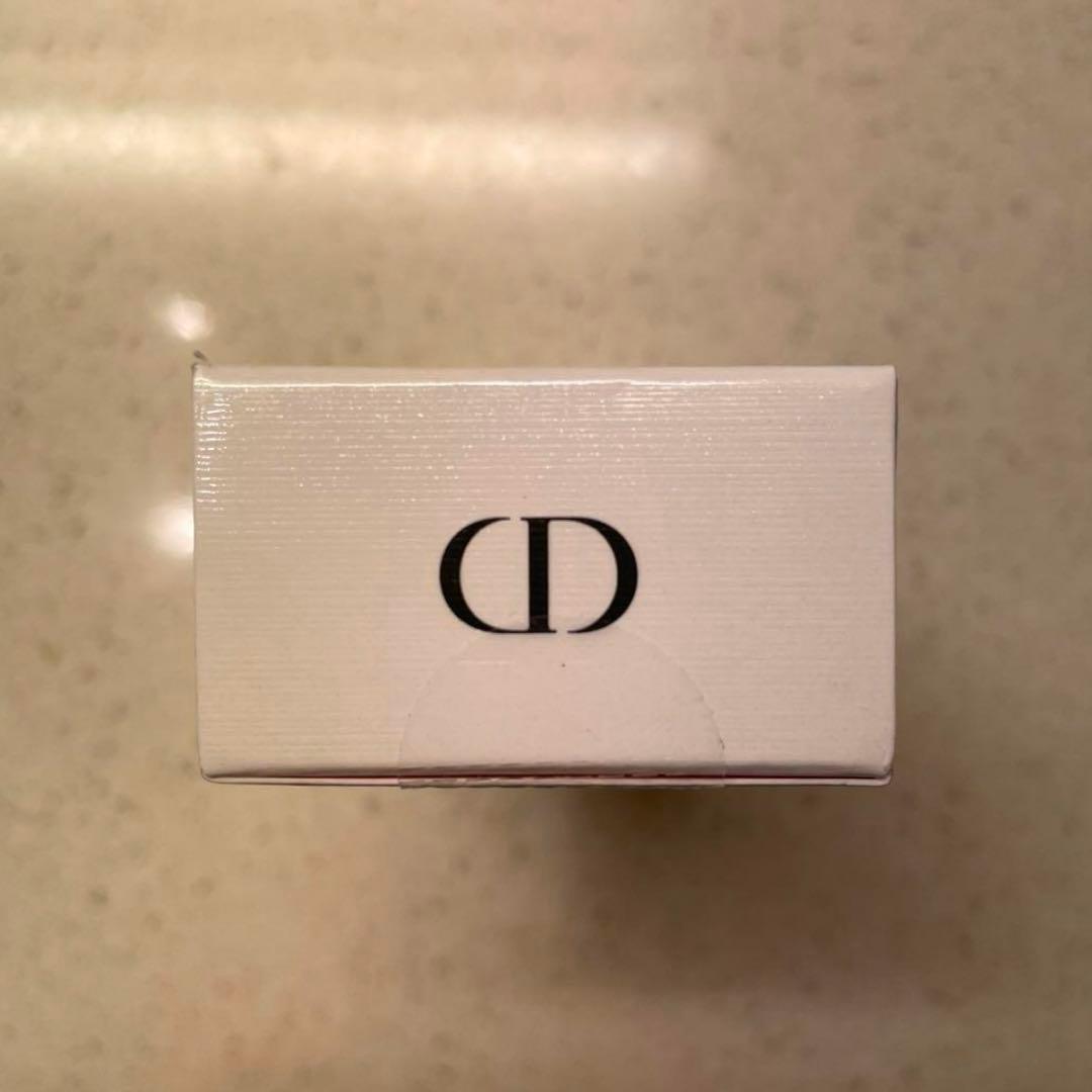 Dior スノー アルティメット UVシールド 50+