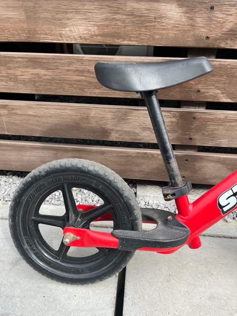 【ヒップクッション付き】STRIDER 赤 レッド12インチ バランスバイク