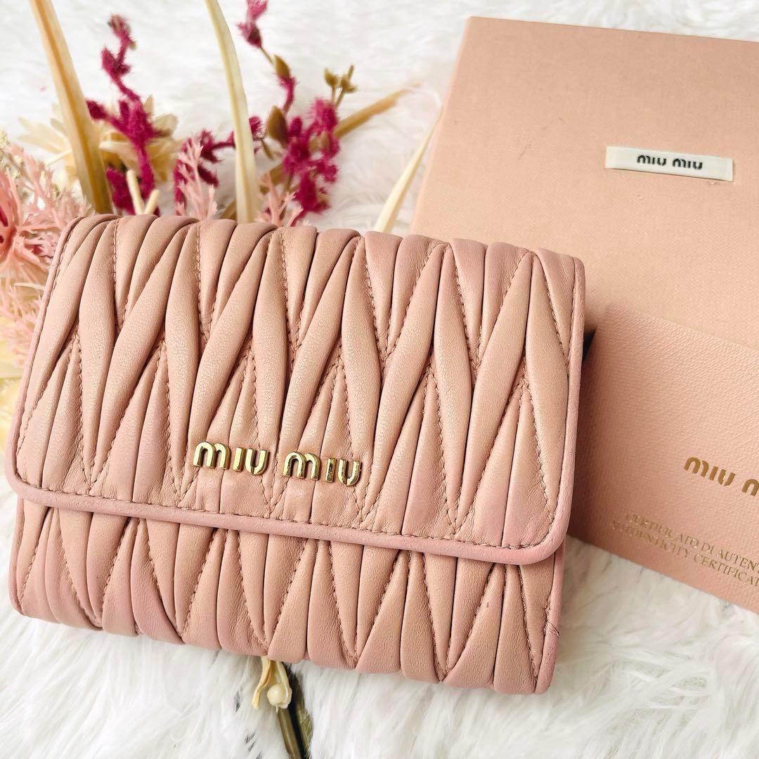 大人気⭐︎MIUMIU マテラッセ ピンク ゴールドロゴ 二つ折り ウォレット