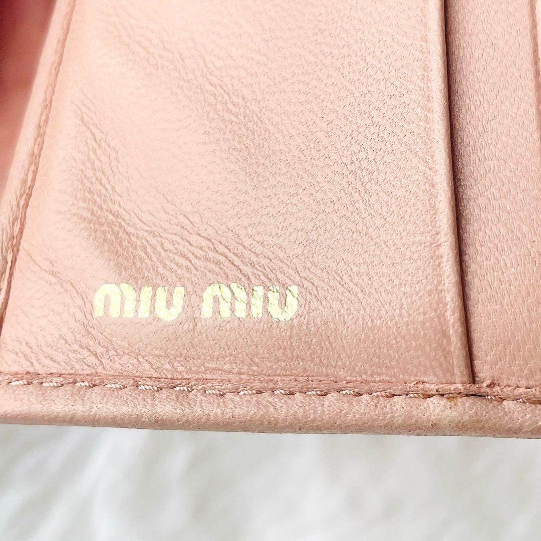 大人気⭐︎MIUMIU マテラッセ ピンク ゴールドロゴ 二つ折り ウォレット