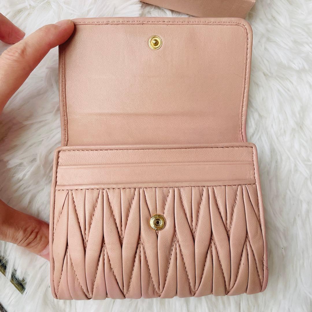 大人気⭐︎MIUMIU マテラッセ ピンク ゴールドロゴ 二つ折り ウォレット